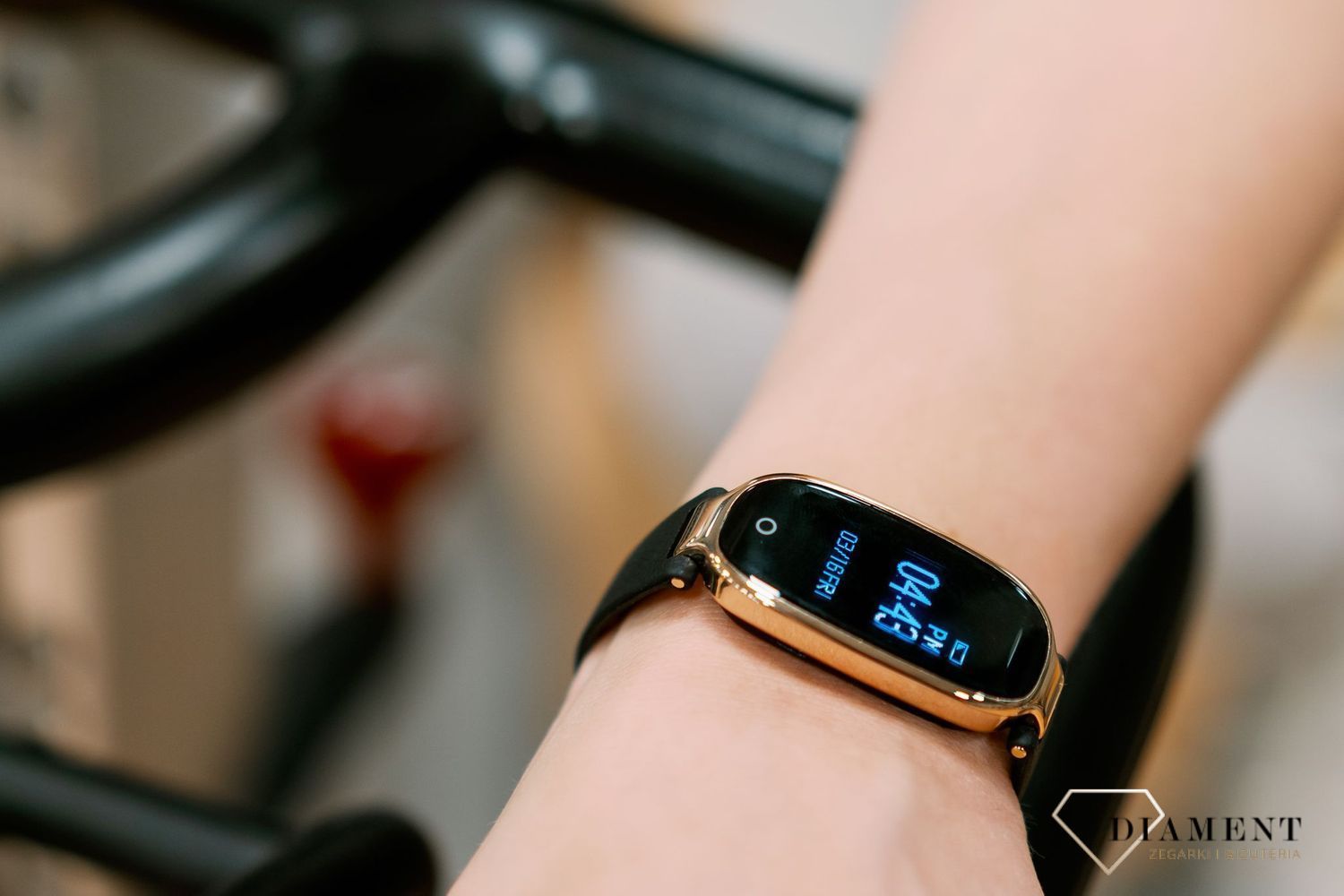 Modny zegarek w nowoczesnej formie smartwatcha to świetny i praktyczny dodatek pasujący do wielu stylizacji. Idealny pomysł na prezent. Smartwatch w kolorze czarnym.  (1).jpg